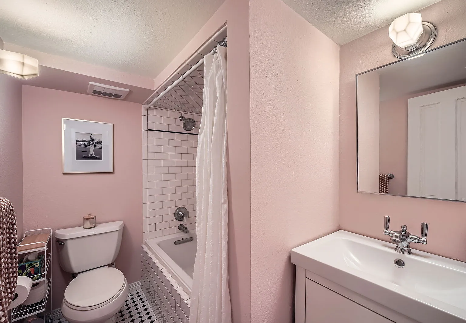 1 bed, 566 sqft, $2,400 — Photo 3