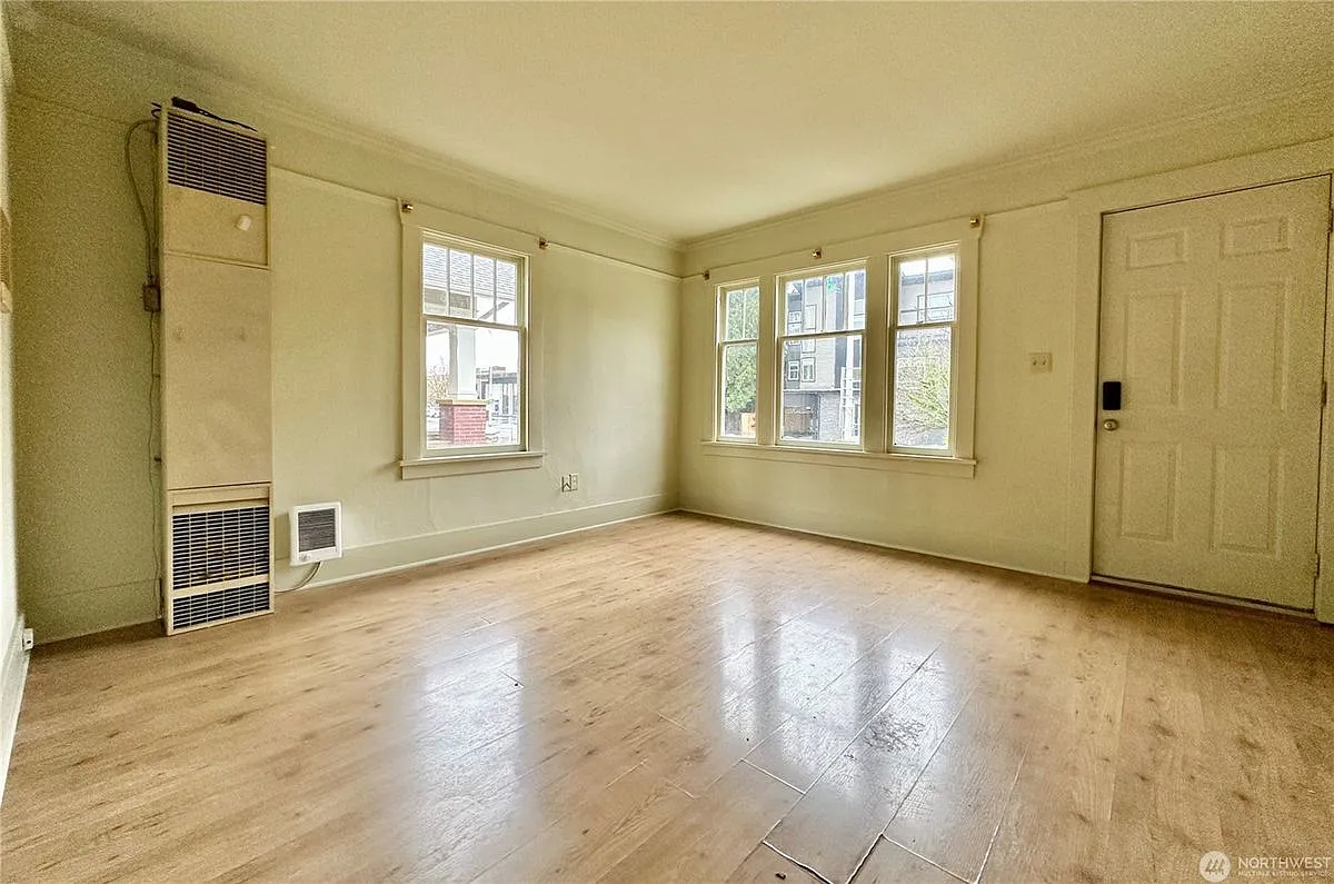 Building Photo - 112 Wells Ave S #114