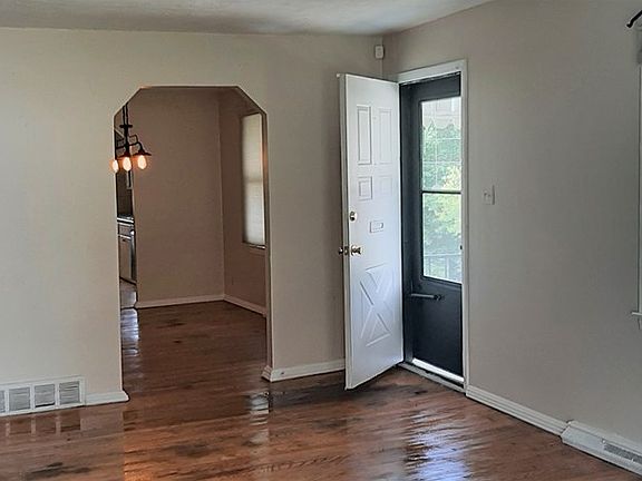 3rd image of 2927 N Hill Rd