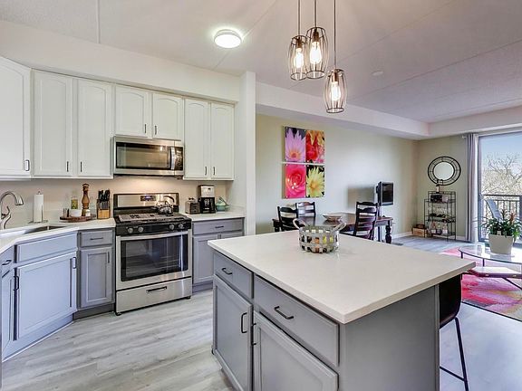 4th image of 2335 W Belle Plaine Ave APT 306