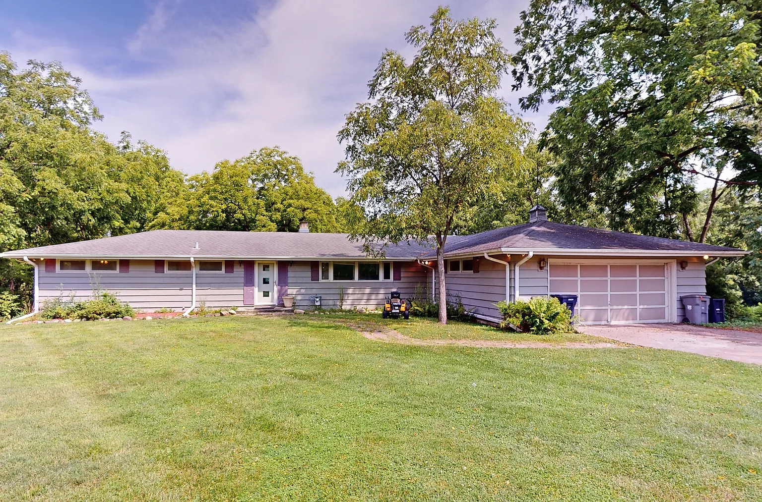 935 Hillcrest Rd photo 1
