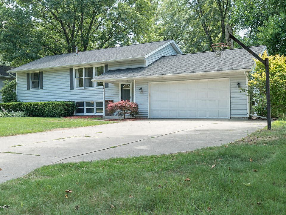 1st image of 140 Surry Oak Dr