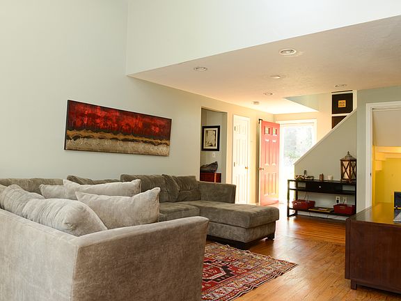 2nd image of 4 Cedarledge Ln