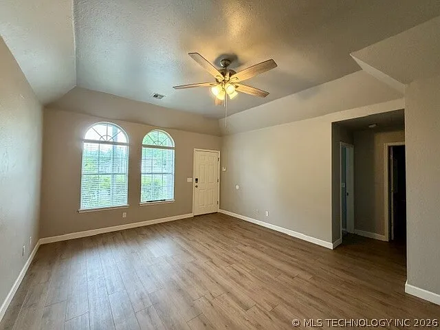 312 W Sycamore St — Photo 3