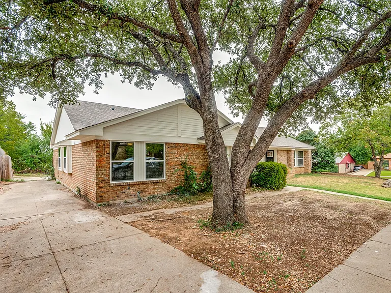 1108 Highpoint Rd — Photo 2