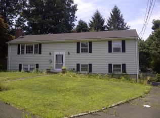 8 Saddle Dr, West Haven, CT 06516