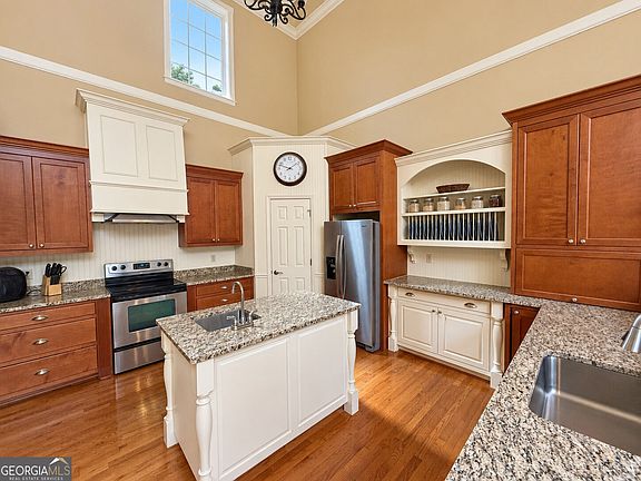 3rd image of 669 Shorewood Cir