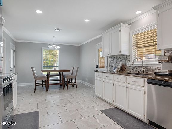5th image of 208 Maureen Dr