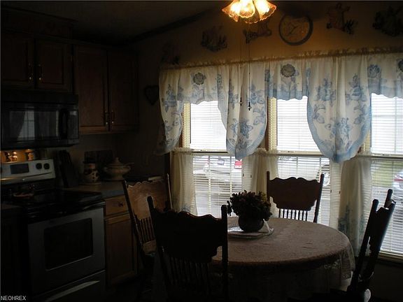 4th image of 36 Shady Acres Dr