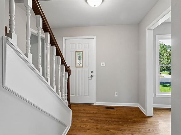 5th image of 835 Garrow Rd