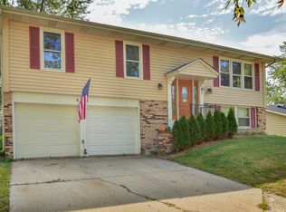 521 Blackhawk Ln, Bolingbrook, IL 60440