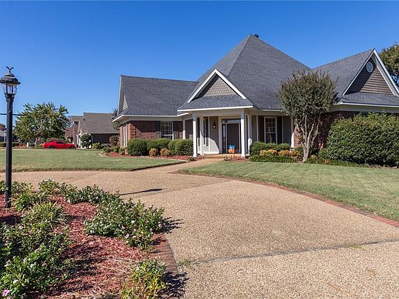 2nd image of 1900 Parkridge Dr