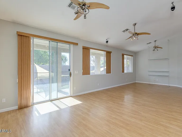 155 E Liberty Ln — Photo 6