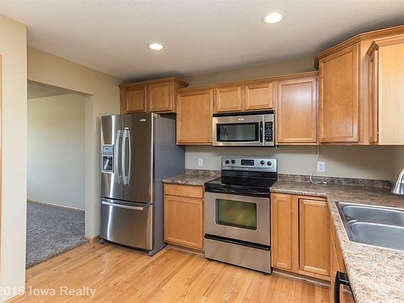 4th image of 705 SE Wood Creek Dr