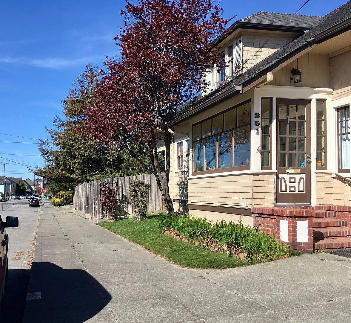 Elegant & Modern Upstairs Craftsman Unit — Photo 2