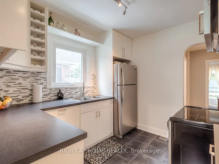 64 Royal York Rd — Photo 9