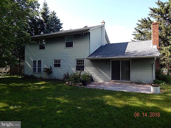 3rd image of 340 Concord Cir
