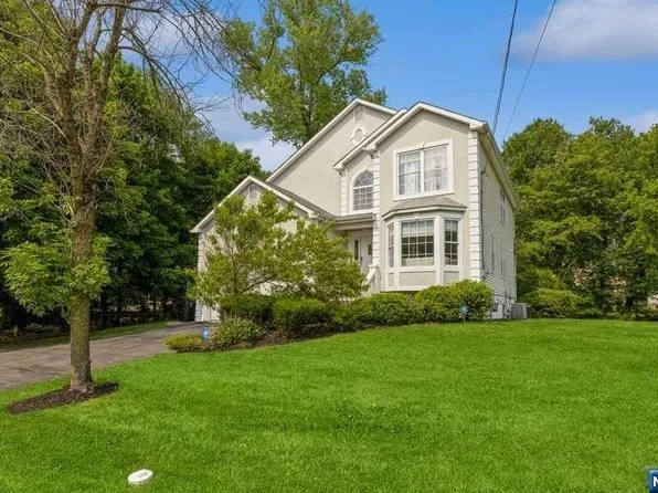 744 Pascack Rd, Paramus, NJ 07652