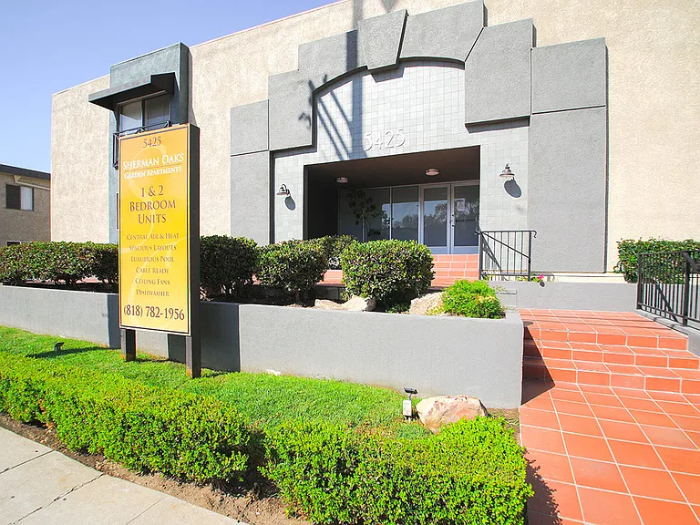 Entrance to Sherman Oaks Gardens.