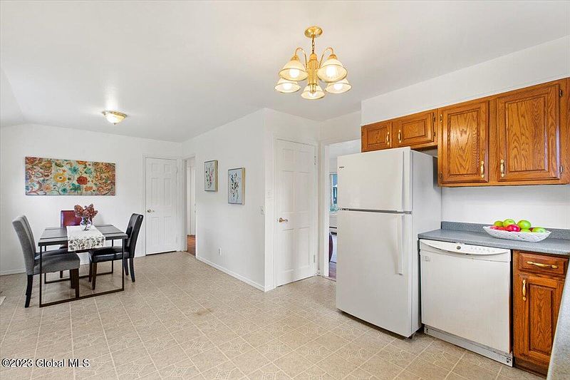 5th image of 33 Pleasantview Avenue