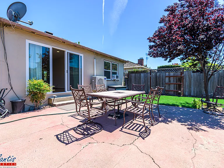 365 Macarthur Ave — Photo 13