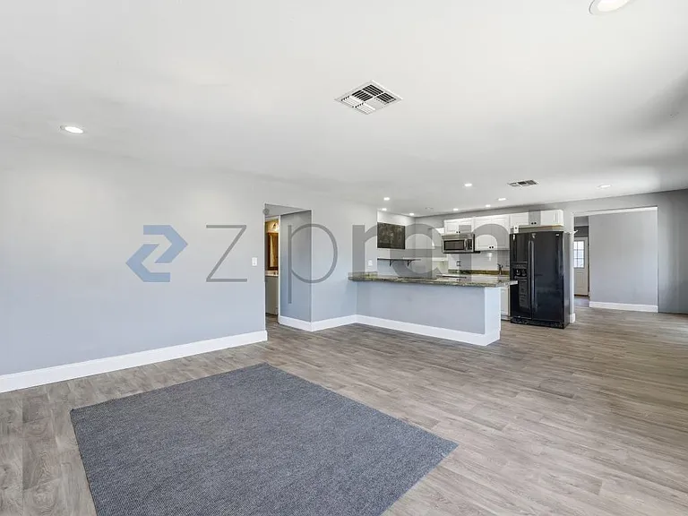 1228 E Barbara Dr — Photo 3