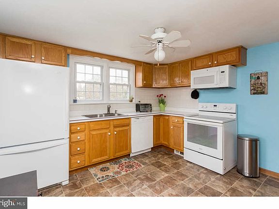5th image of 2281 Miller Ave