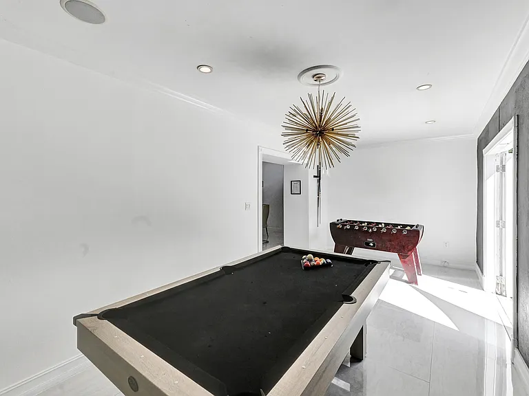 2590 NE 200th St — Photo 36