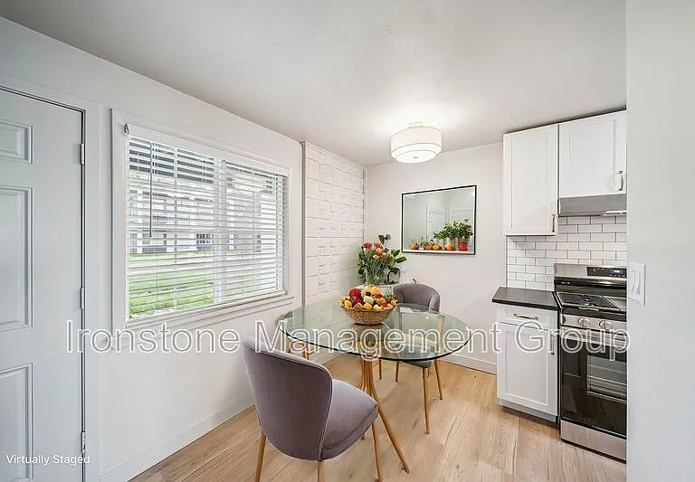 109 S 9th St #206 — Photo 5