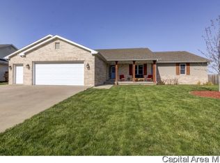 1207 Michele Dr, Pawnee, IL 62558
