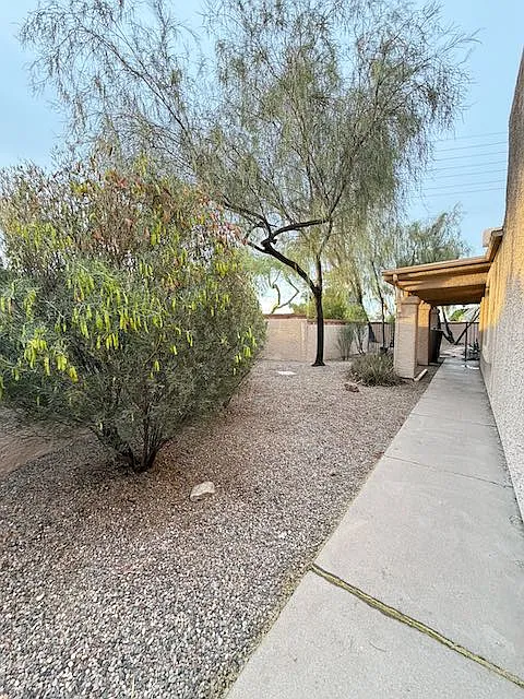 Sideway of property with a private garden - 302 E Bluebell Ln