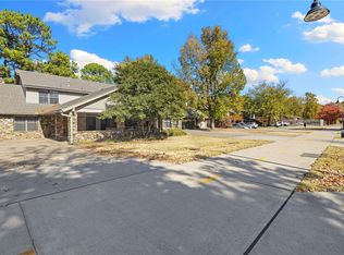 2502 E Sweetbriar Dr, Fayetteville, AR 72703