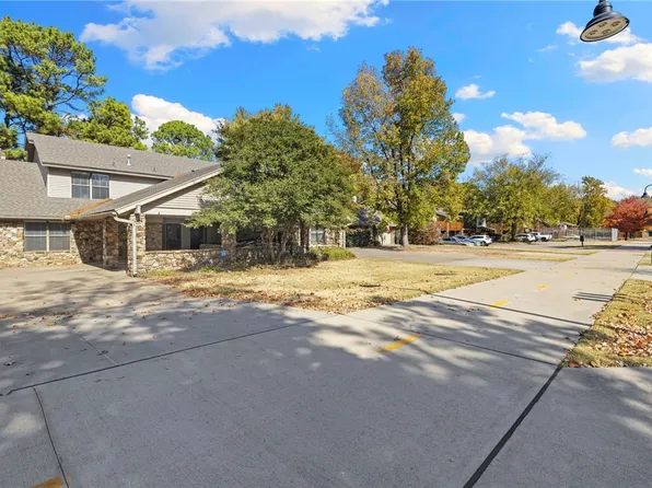 2502 E Sweetbriar Dr, Fayetteville, AR 72703