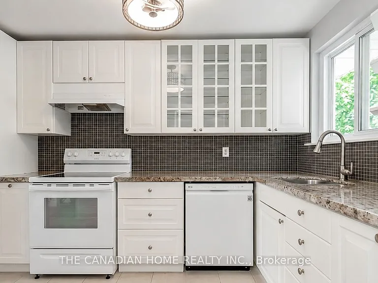 802 Pam Cres — Photo 4