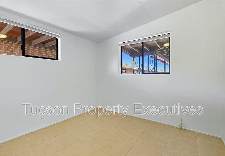1662 N Beverly Ave — Photo 16