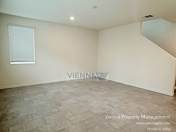 2nd image of 904 Lincolnshire Cir
