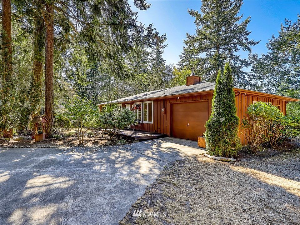 2845 Discovery Road is located within Port Townsend city limits on a large, level 1/3 acre lot.