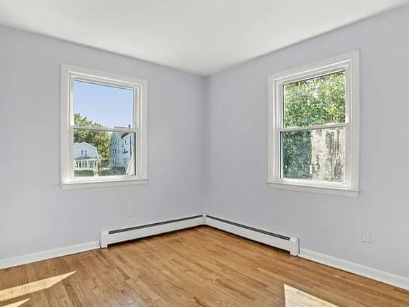 3rd image of 52 Yacht St