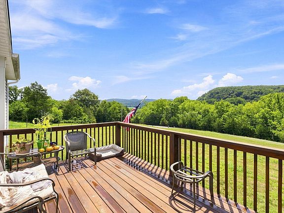 4th image of 611 Martins Ln