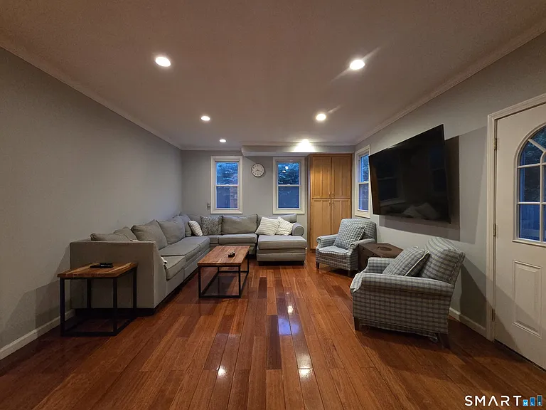 156 Fieldcrest Dr — Photo 2