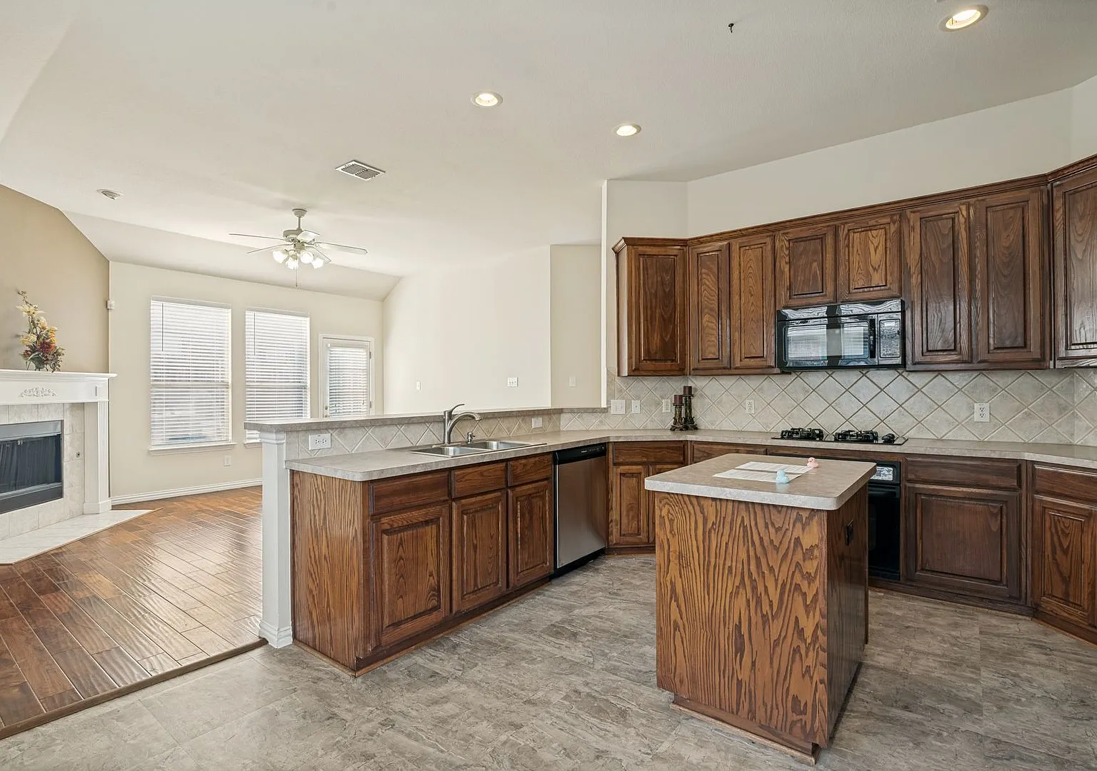 Spacious 4-Bedroom Home with Open Floor Plan in Plano — Photo 4