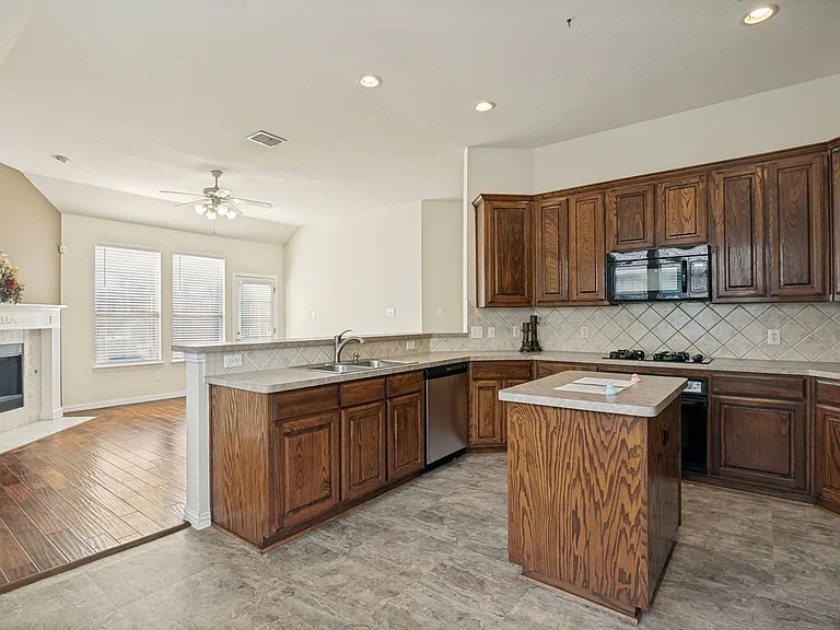 1000 Leoti Ln — Photo 3