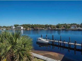 356 Pirates Landing Dr, Carrabelle, FL 32322