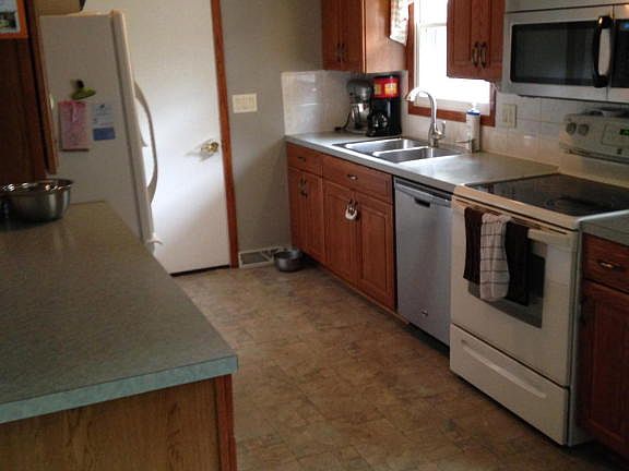 3rd image of 1572 Woodlawn Ave