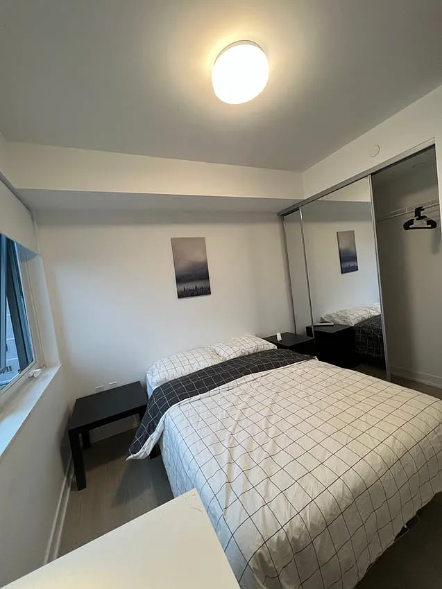Deluxe Room - Lillian Street & Eglinton Avenue East — Photo 2