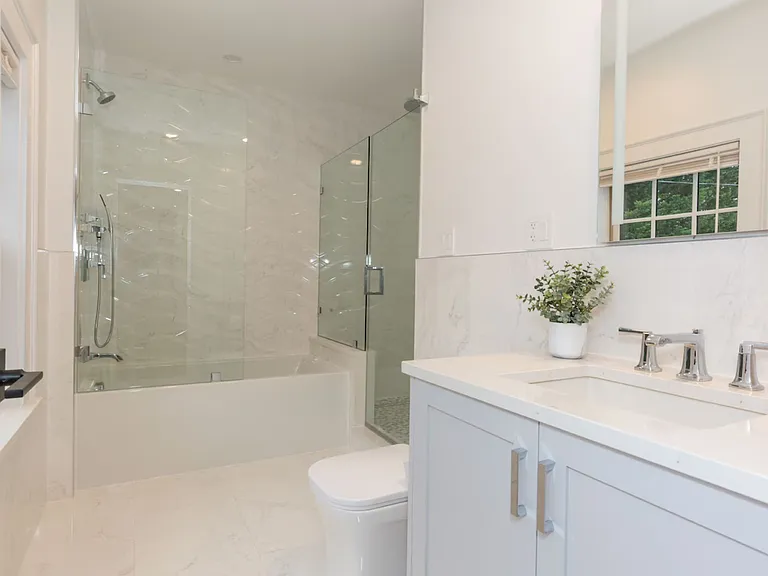 Bathroom 4 Tub/shower combo and separate shower