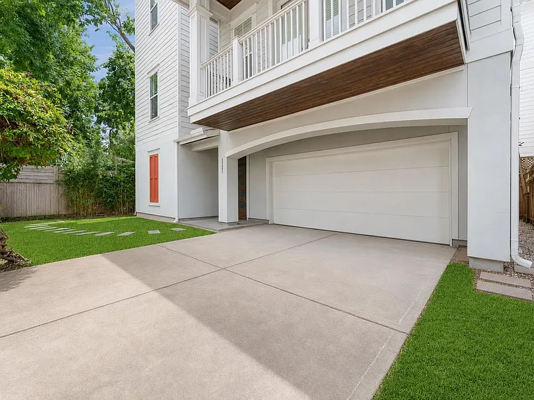 1121 Moy St — Photo 3