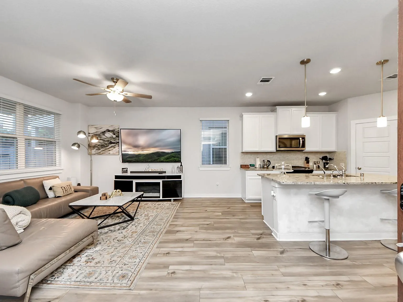 3 bed, 2.5 bath, 1577 sqft, $2,600 — Photo 2