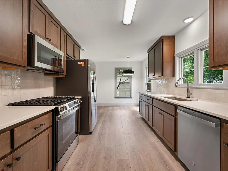 1711 S Main St — Photo 12