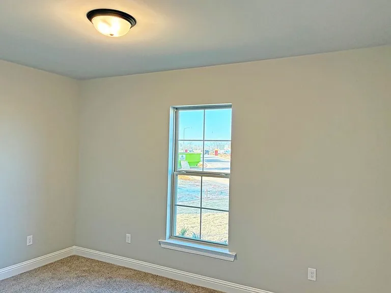 729 Crewe Ln — Photo 2